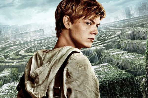 Thomas Brody ist ein Sangster vor dem Hintergrund eines mit Pflanzen verwachsenen Labyrinths