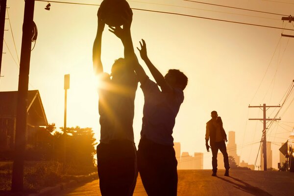 Affiche de la série Peur des morts-vivants avec des garçons jouant au basket.