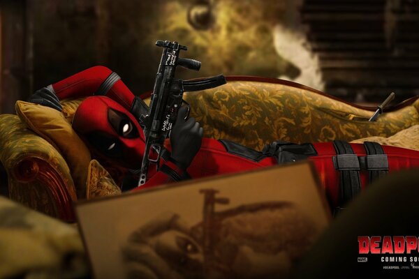 Deadpool est allongé avec une mitraillette sur le canapé