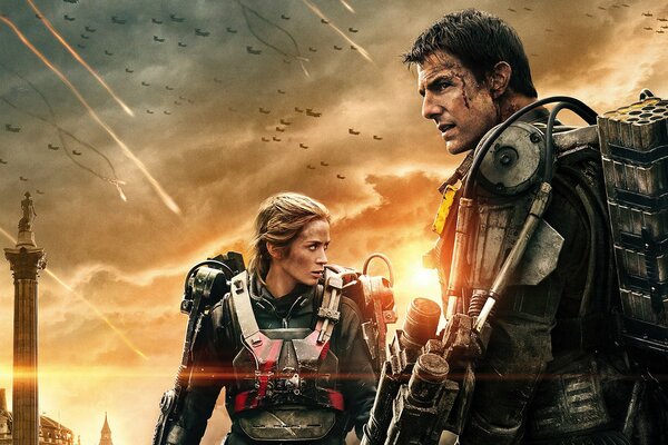 Fotograma de una película de ciencia ficción con actores en exoesqueletos de Emily Blunt y Tom Cruise