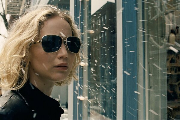 Jennifer Lawrence con gafas fotograma de la película de 2015