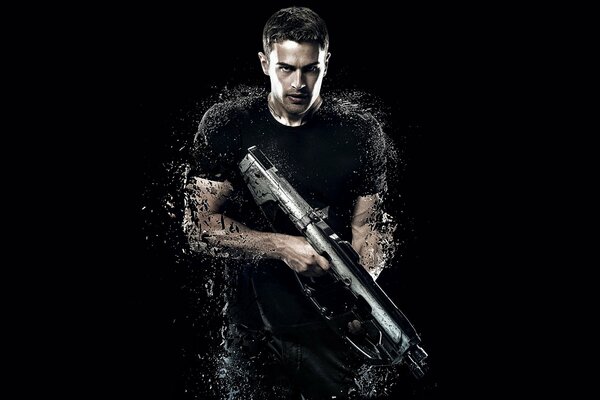 Schauspieler theo james mit einem Maschinengewehr