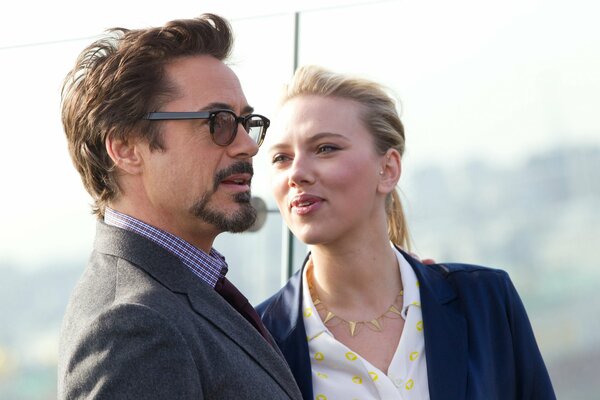 Robert Downey Jr. i Scarlett Johansson w filmie Avengers 