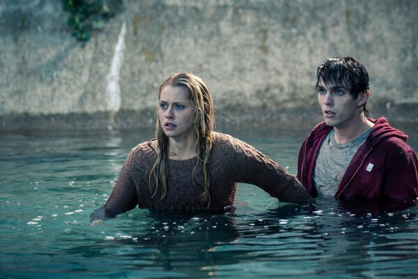 Una foto del film il calore dei nostri corpi, dove Nicholas Hoult e Teresa Palmer stanno sul petto in acqua