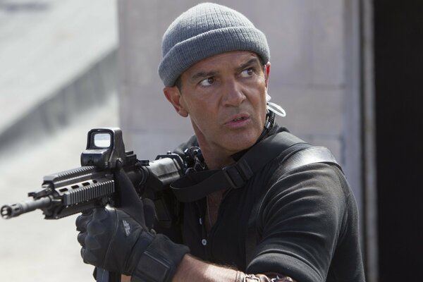 Antonio Banderas in un cappello con le armi in The Expendables 3