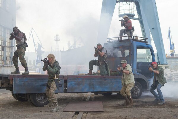 Expendables 3 Frame mit Waffen aus dem Film