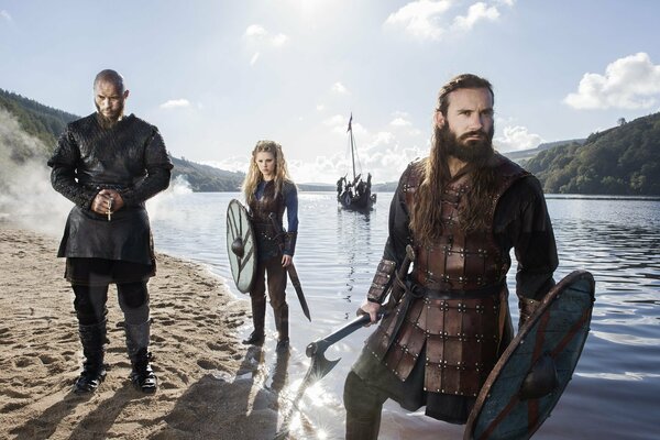 Vikingo Rognar Lodbrok junto al río con su hermano y hermana