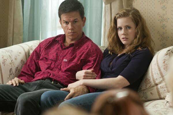 Mark wahlberg und Amy adams sitzen auf der couch