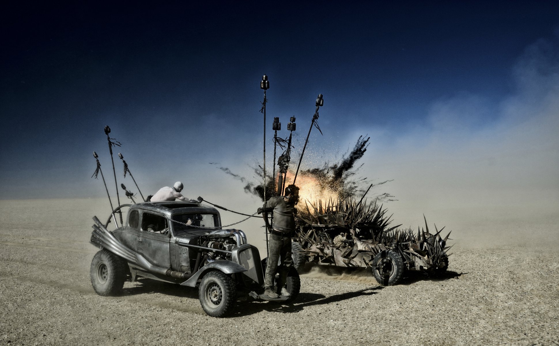 mad max road rage fury road postapokaliptika dieselpunk chaos madness desert prisoner