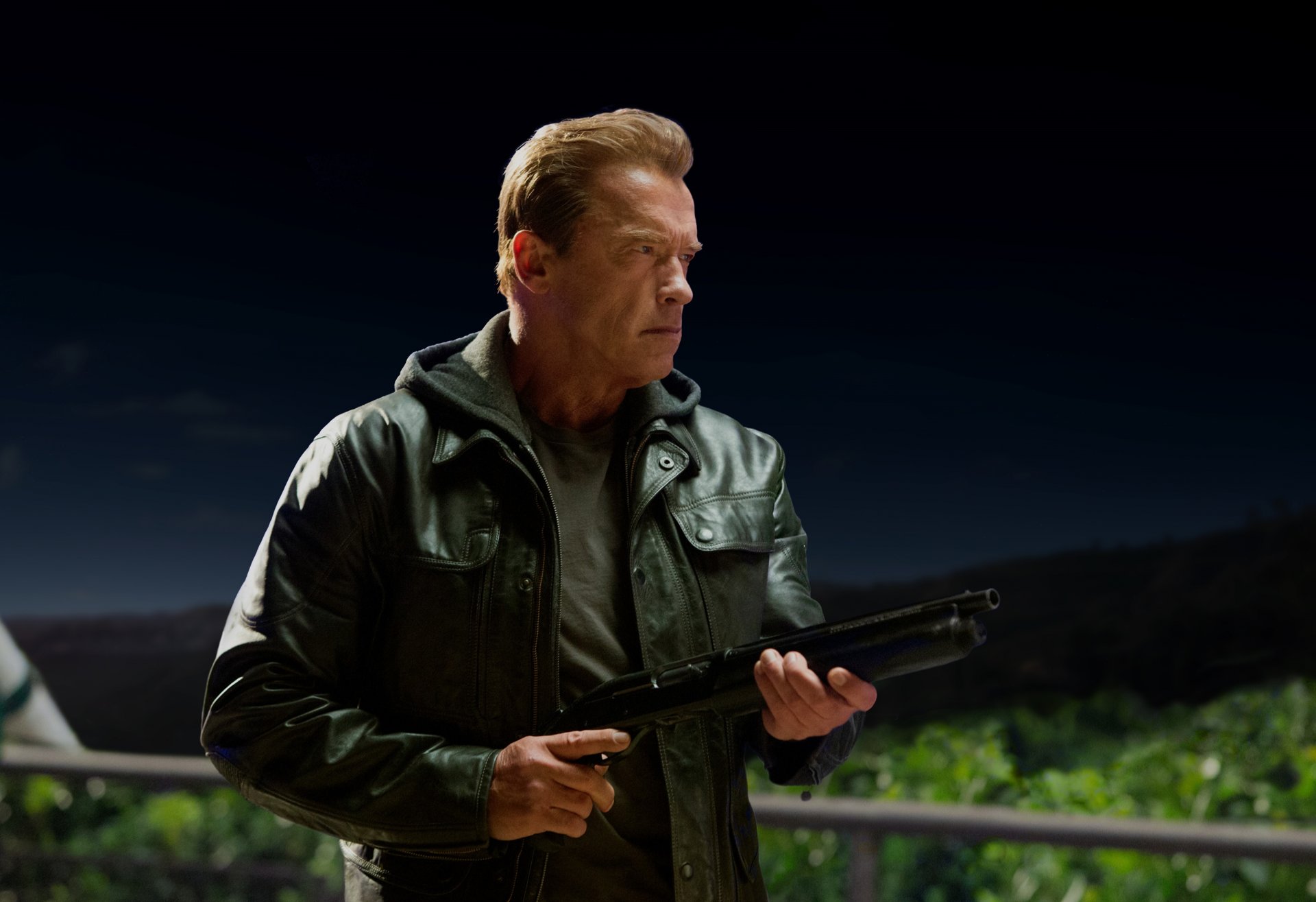 terminator: geneza terminator 5 film film 2015 arnold schwarzenegger akcja przygoda sci-fi thriller pistolet broń ciemność noc hd tapety na pulpit