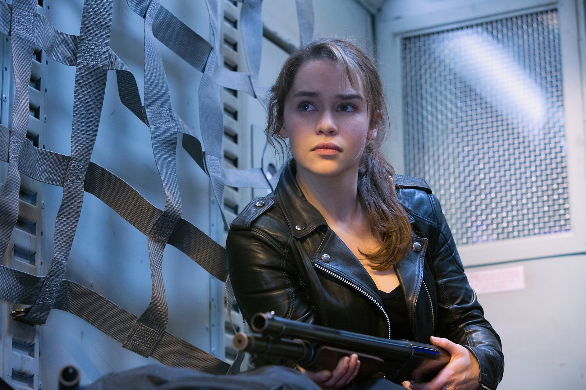 terminator: génesis emilia clarke sarah connor chaqueta de cuero mirada