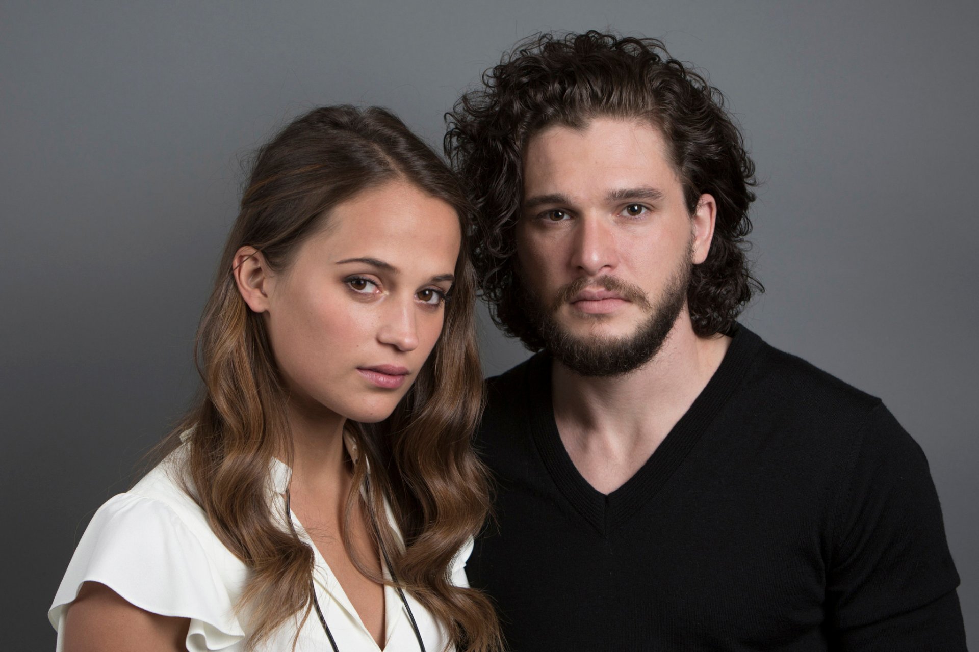 kit harrington vikander séance photo portrait pour film alliance de la jeunesse souvenirs du futur