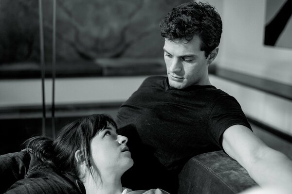 Jeremy Dornan y Dakota Johnson en Cincuenta sombras de Grey