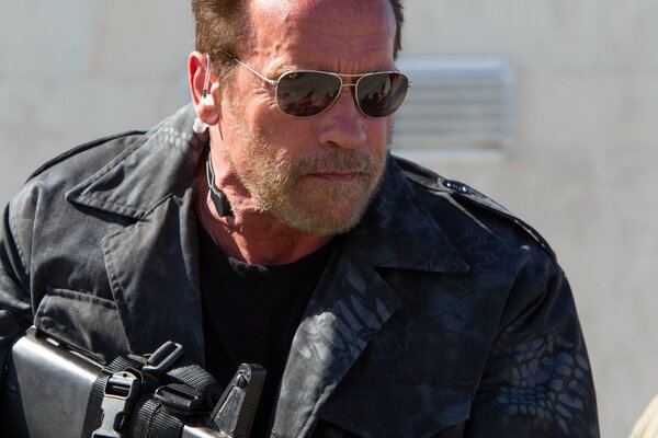 Arnold im Alter mit Waffen und Brille