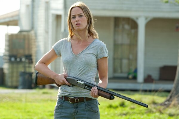 Emily Blunt with a gun in her hands