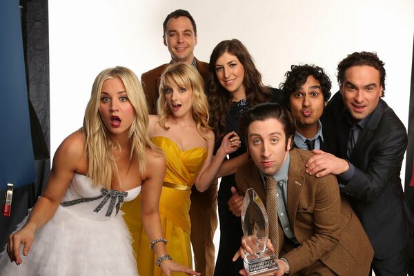 Die Schauspieler der Sitcom The Big Bang Theory mit einer Statue