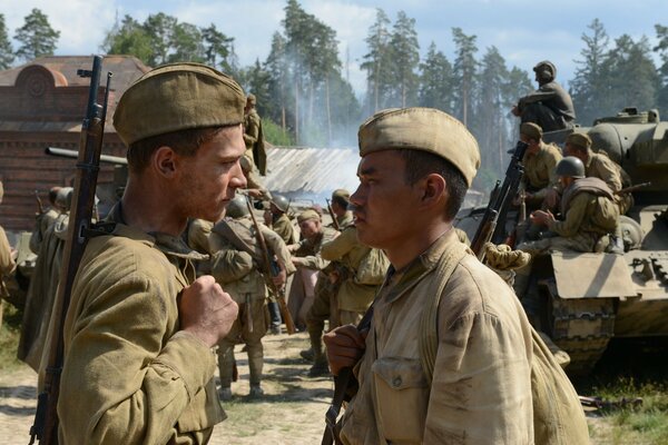 Die Schauspieler Yuri Borisov und amir Abdykalykov bei den Dreharbeiten zum Film Road to Berlin