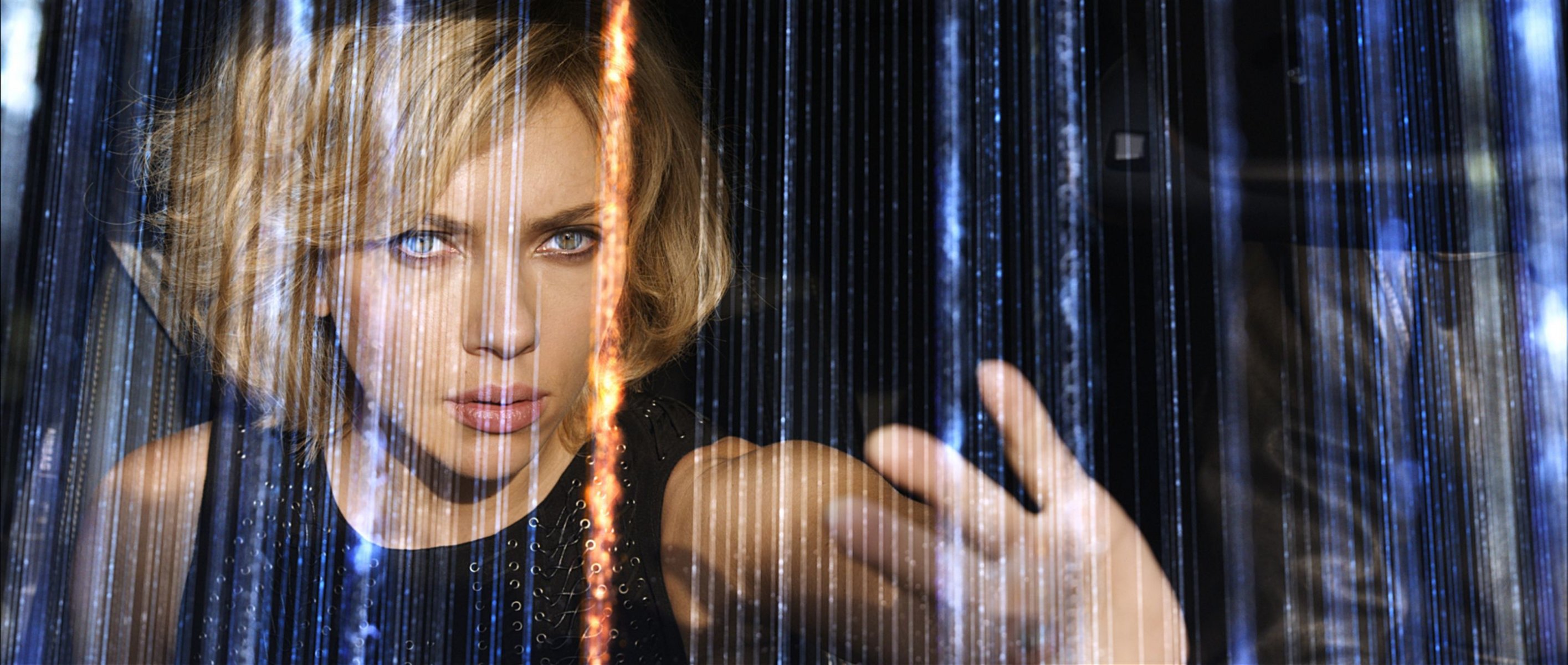 lucy scarlett johansson chica mano