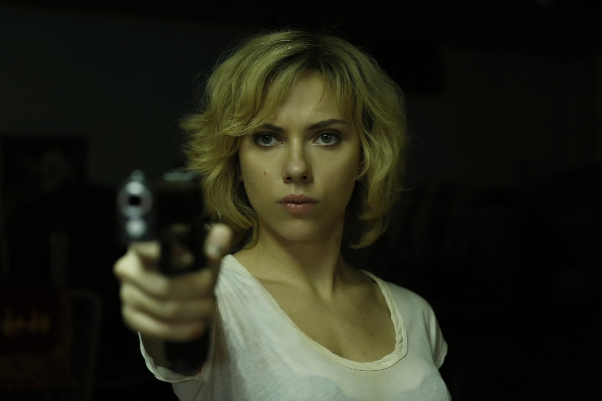 lucy scarlett johansson thriller fiction