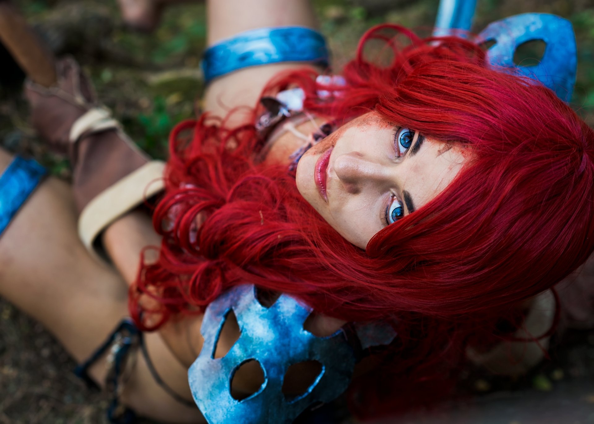 fille cosplay rousse sonia vue yeux bleus cheveux rouge