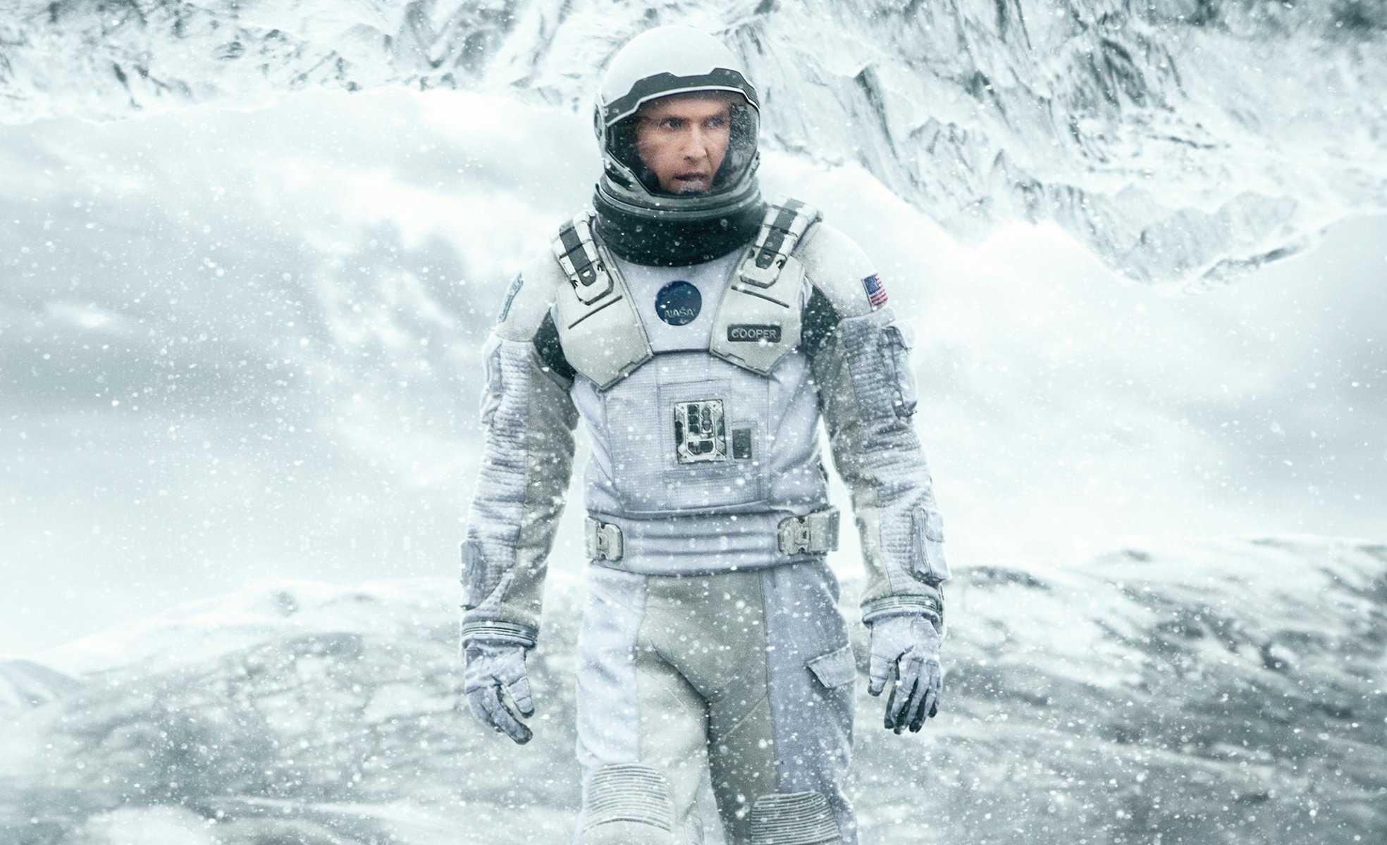 interestelar matthew mcconaughey cooper nasa 2014 película película astronauta bandera frío hielo nieve montaña uniforme traje espacial bandera americana casco hombre