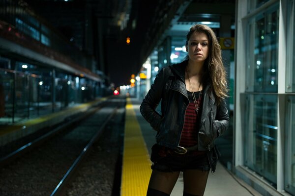 Chica en la oscuridad en la estación sola