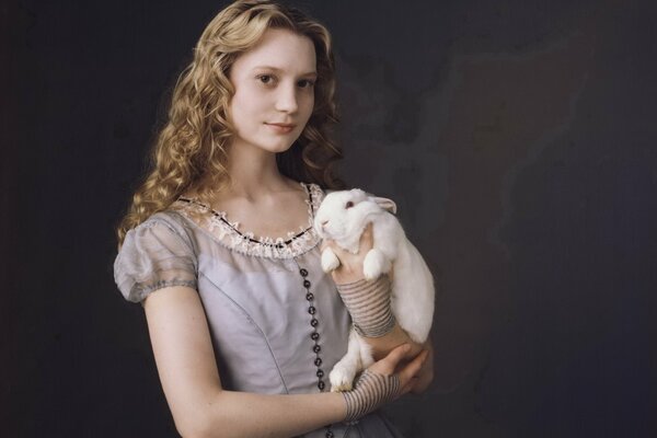 Alice dans une robe avec un lapin