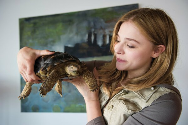 Mädchen hält eine große Schildkröte