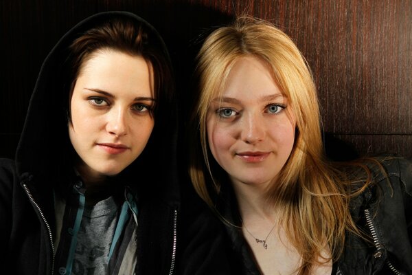 Kristen Stewart e Dakota Fanning nella foto