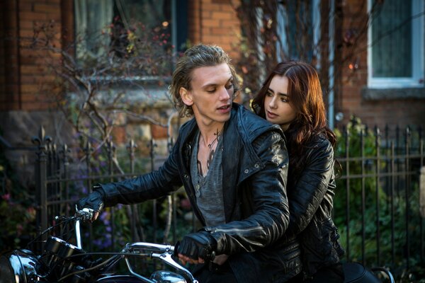 Lily Collins y Jamie Campbell Bauer