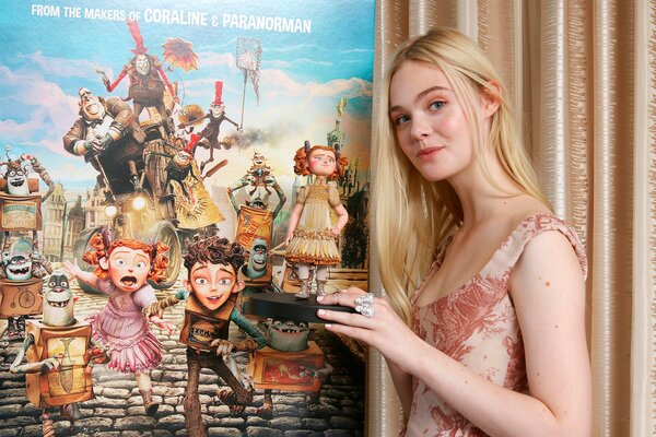 Conferencia de Prensa de la famosa el Fanning de la familia de los monstruos