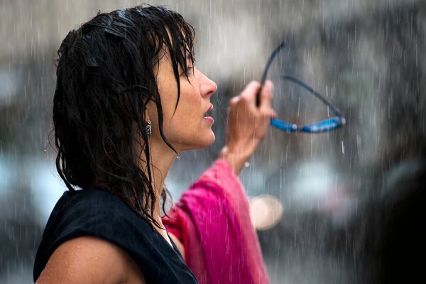 Un amor inusual con obstáculos bajo la lluvia