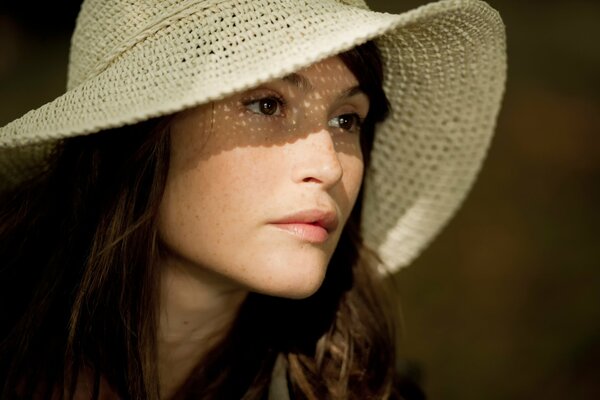 Elegante chica con sombrero blanco