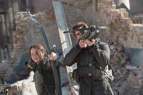 Katniss Everdeen et Gkil Hawthorne visent