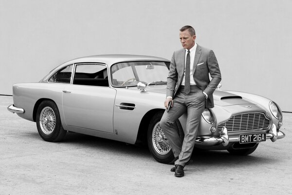 James Bond près d Aston Martin db5