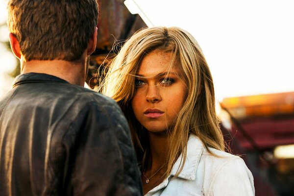 Fille blonde avec un homme dans une veste