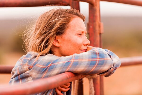 Cross Australia alone. Mia Wasikowska in a pictorial drama