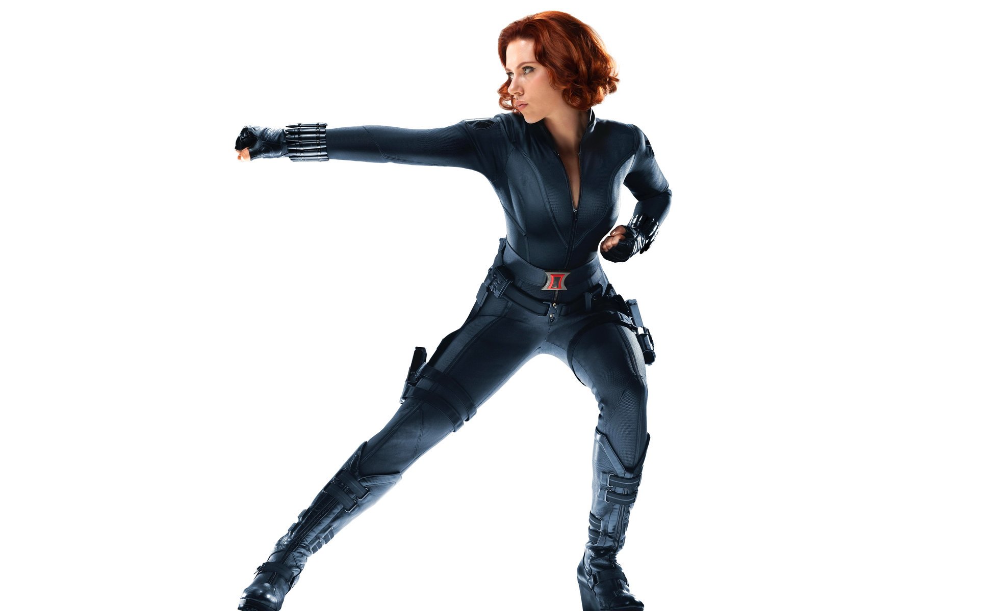 célèbre actrice scarlett johansson veuve noire avengers fille regard costume visée pose rousse hollywood film noir combinaison bottes cuir gants symbole personnalité rouge natasha romanova marvel