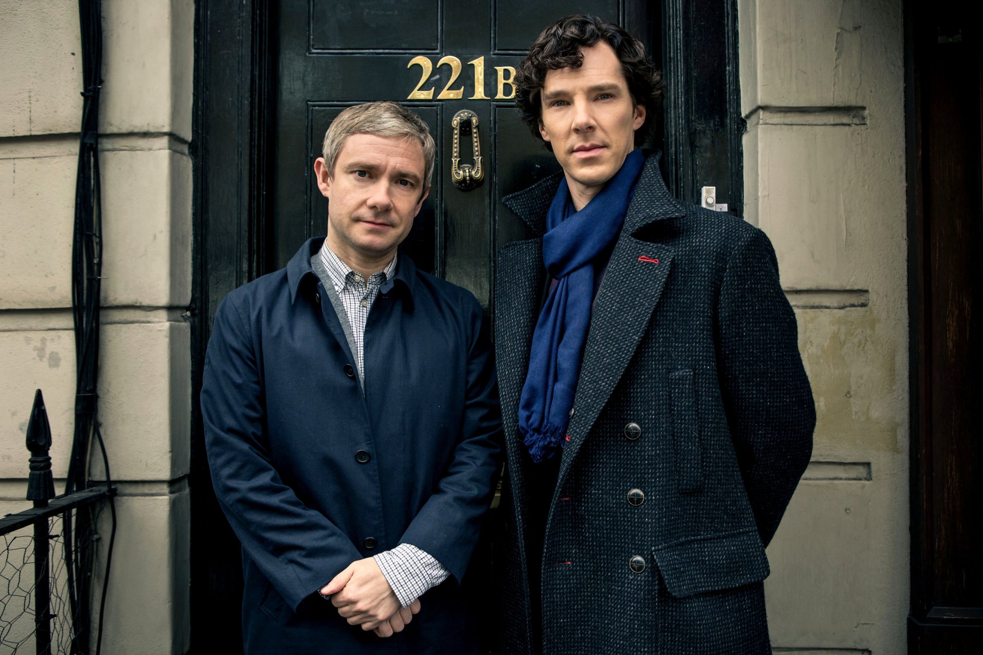 sherlock temporada 3 bbc one sherlock holmes dr. john watson dr. watson actores hombres benedict cumberbatch martin freeman puerta 221b baker street