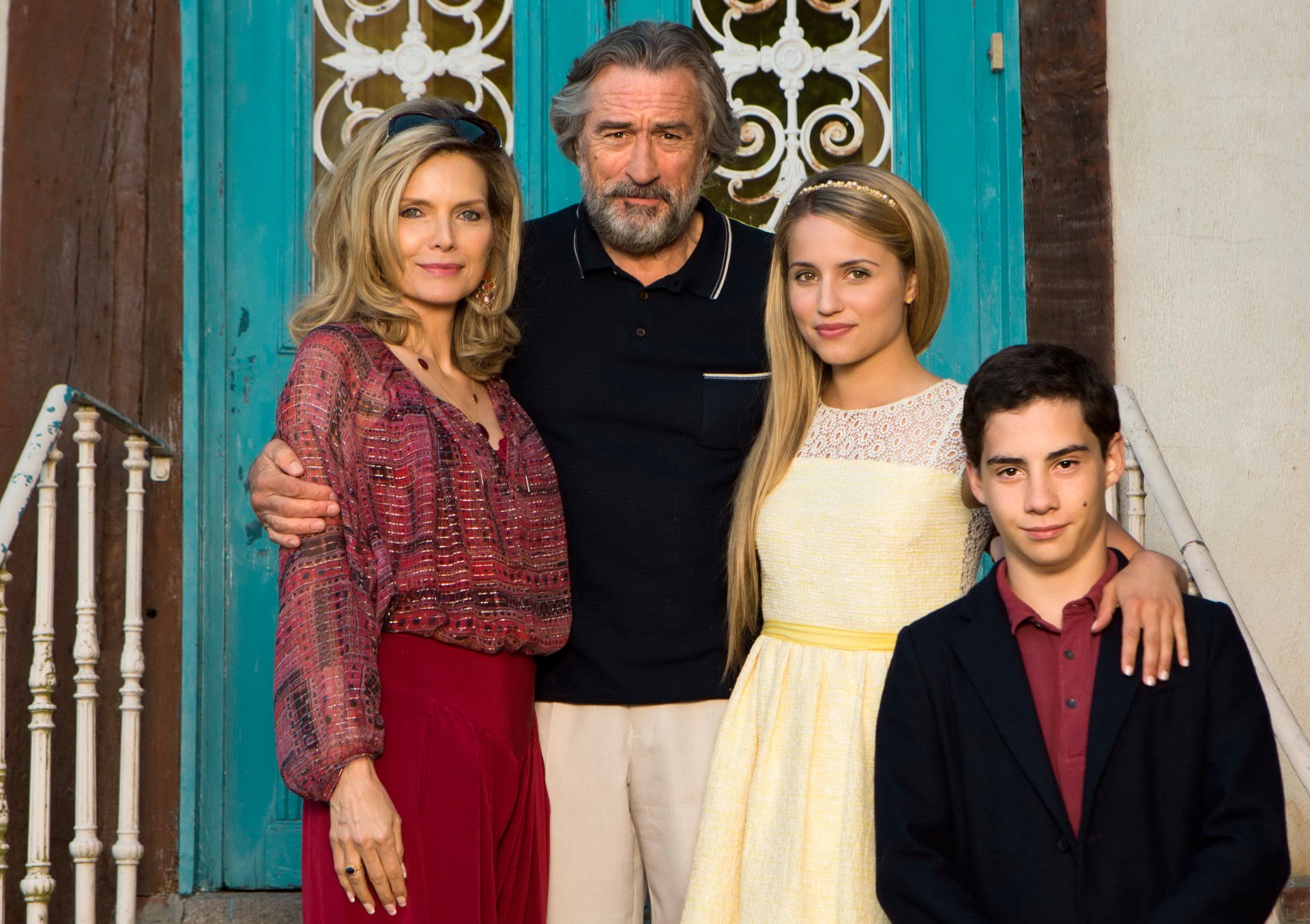 robert de niro michelle pfeifer deanna agron john d león malavita familia