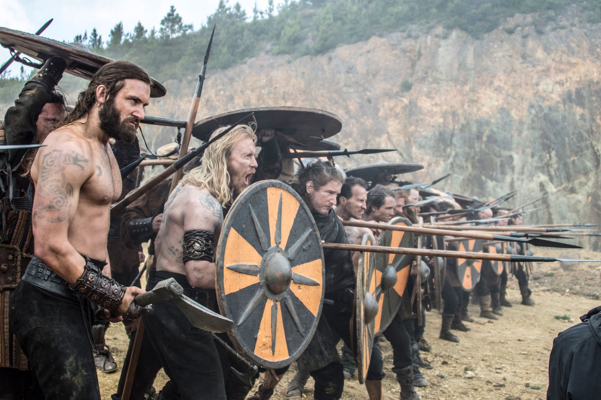 vikingos serie de televisión histórico drama clive standen rollo guerreros escudos armas tensión