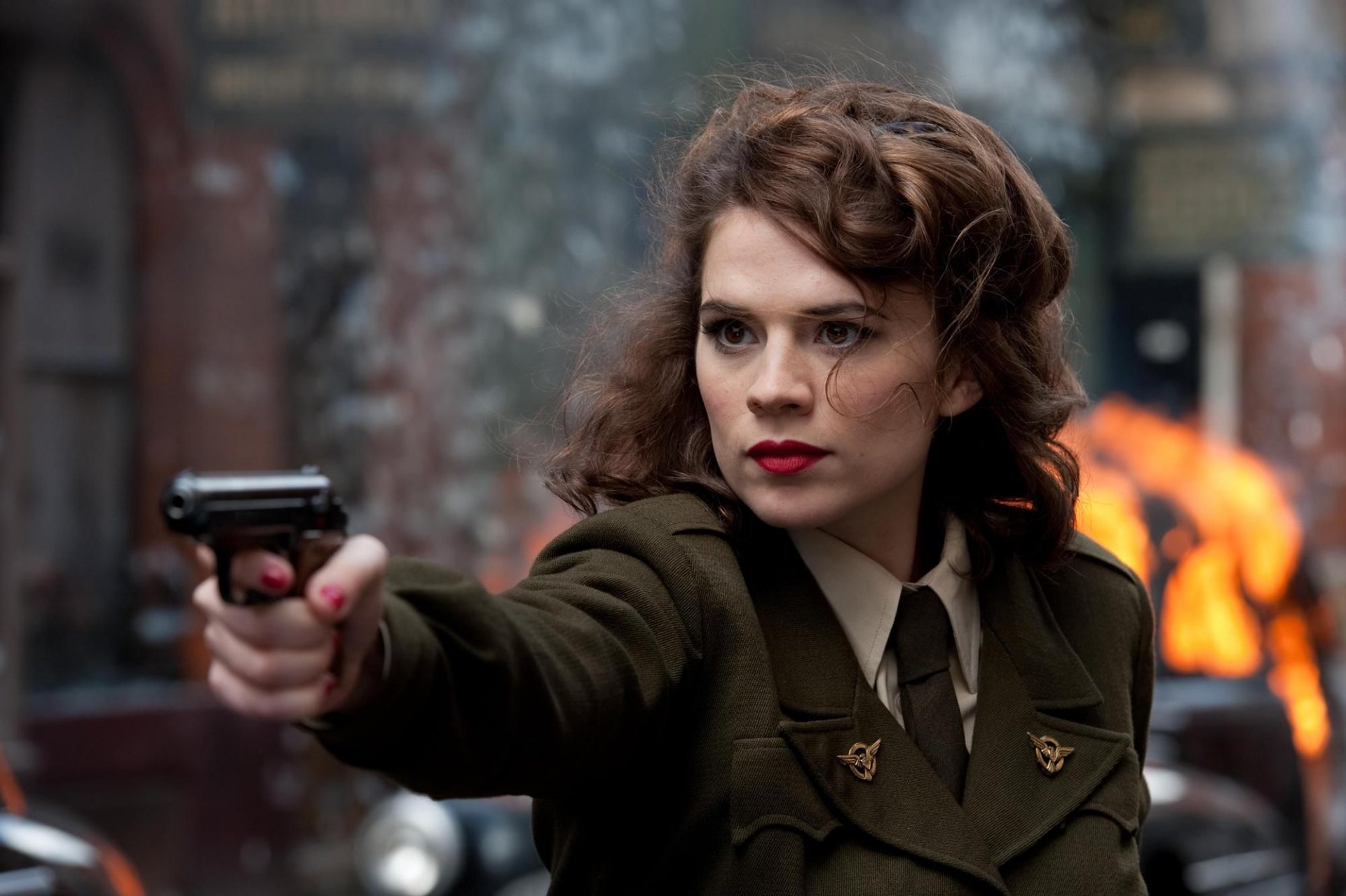 el primer vengador hayley atwell hayley atwell actriz pistola uniforme