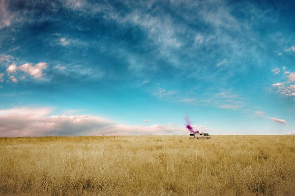 Foto del coche en el campo desde lejos