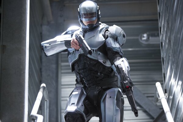 Une image du film RoboCop avec des pistolets