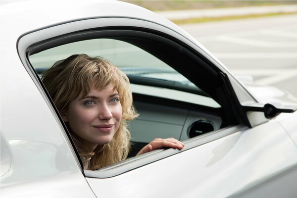 Il sorriso Astuto Della Ragazza nel finestrino dell auto