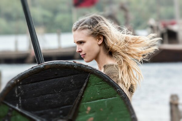 Fille debout avec bouclier vert