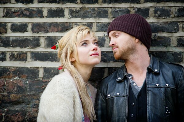 Aaron Paul con una ragazza