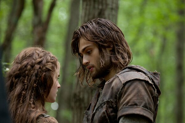 Emma Watson y Douglas Booth en el bosque