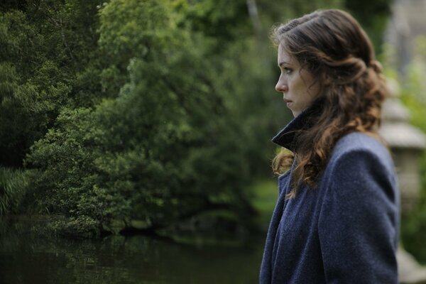 Rebecca Hall sur fond de forêt de Awakening .