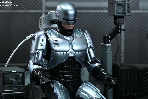 Polizist Robocop. Cyborg aufzuladen